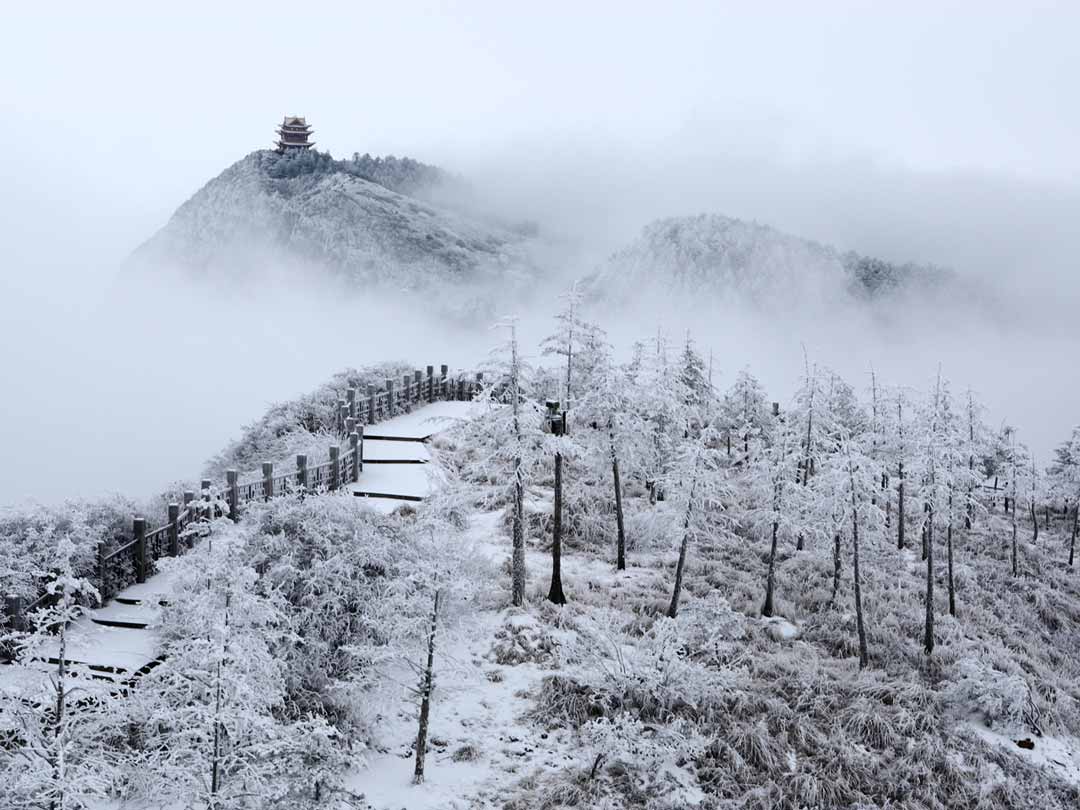 每年秋末,峨眉金顶开始飘雪,立冬一过,著名的大坪霁雪胜景即现