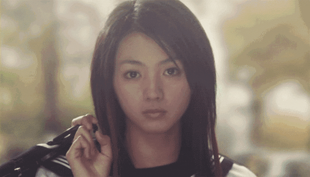 这个美丽又厌男的大眼睛女孩披着头纱的戏谑,至今都让人记忆犹新.