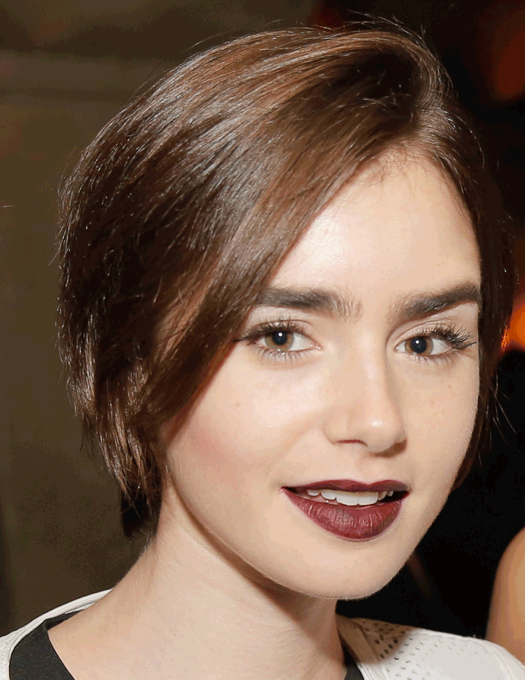 涂红唇,切忌全妆上阵,就好像画烟熏妆时,你也要尽量弱化唇妆是一个