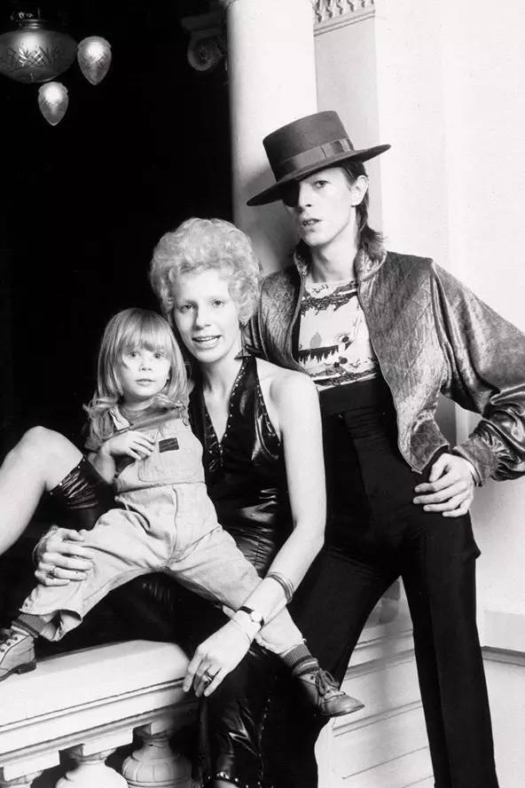 1974年,david bowie与妻子angie和儿子zowie在一起