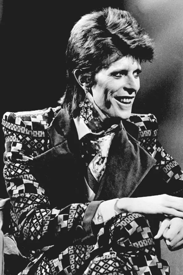 1974年1月1日,david bowie身穿天鹅绒翻领的几何图形西装.
