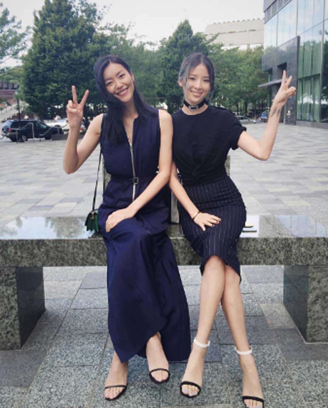 刘雯和时尚博主irene kim在街头比起剪刀手来,也是十分可爱.