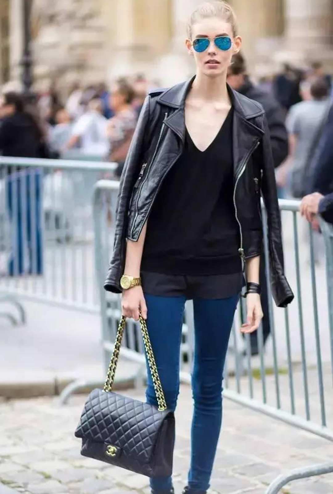 西装外套加v领毛衣算是很经典的组合了,可以很商务也可以很休闲,相信