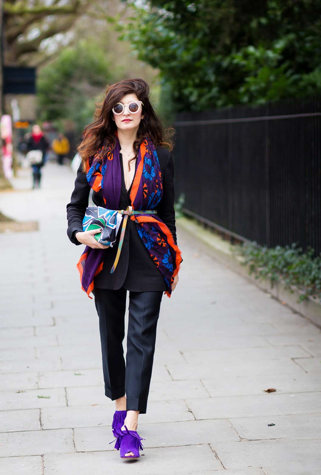 穿搭| 如何用一条丝巾搭配所有基本款