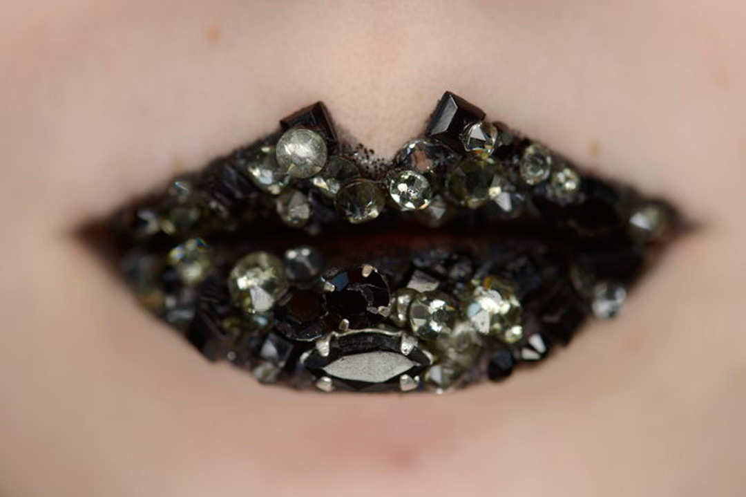 gucci秀场上黑色唇妆把女人强硬,冷酷的一面表达出来,但是镶满嘴唇的