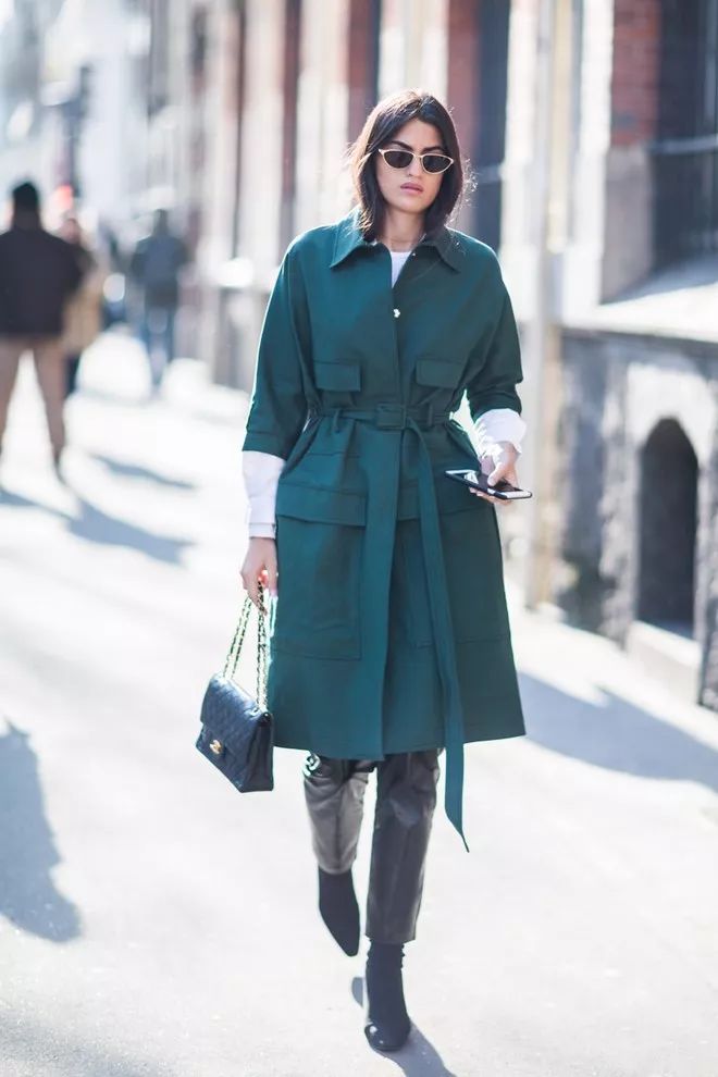 日常我们也可以选择有腰带设计的x型大衣调节身材,让胸口变得松松垮垮