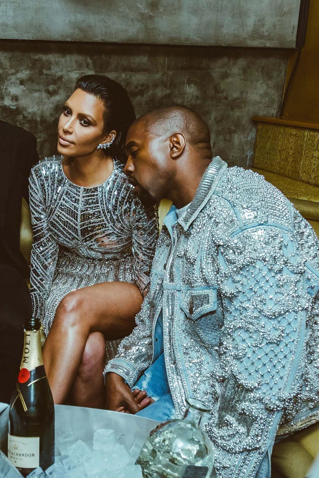 2016年met gala后台,kanye倒在kim肩膀上小憩