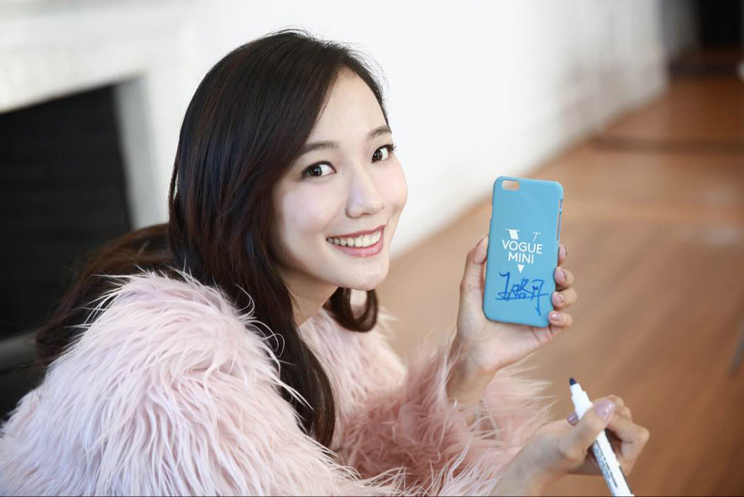 王珞丹在vogue mini蓝色手机壳上签名,与读者一同期待vogue mini的